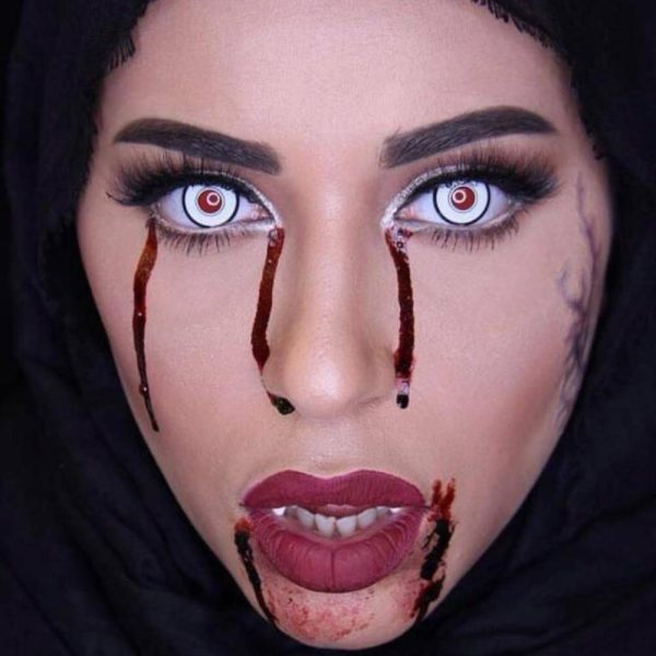 دعني أدخل عدسات لاصقة للرعب المنهي الأبيض